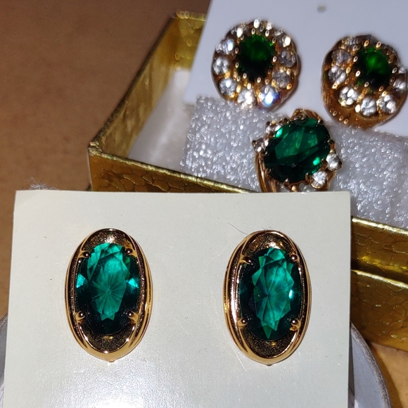 Oval Emerald Green Earrings - Picture 1 of 7